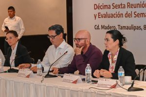 Mónica Villarreal y Raúl Quiroga Álvarez durante la gestión del agua durante la 16ª Reunión Ordinaria en Ciudad Madero.