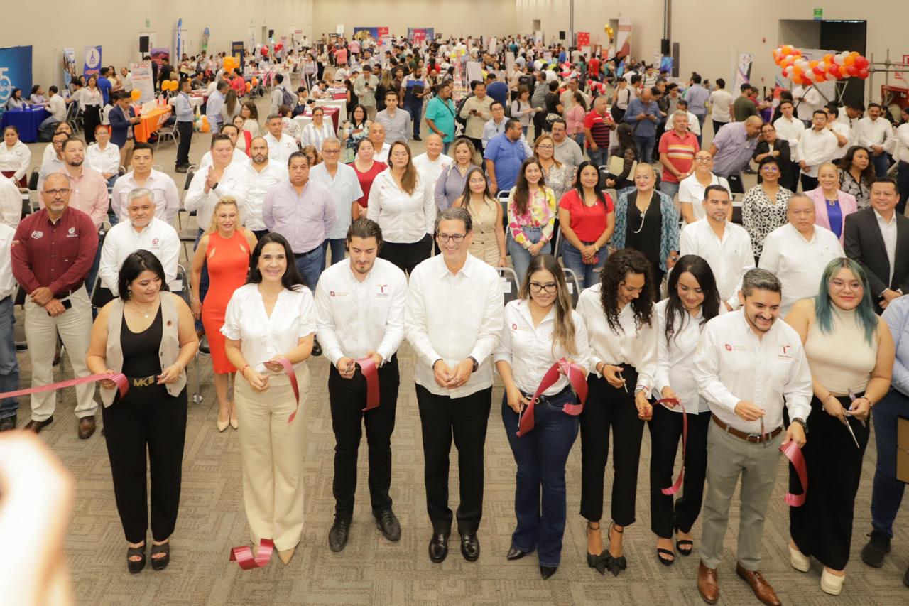 Mónica Villarreal corta el listón inaugural de la Segunda Feria del Empleo Tampico 2024, acompañada de empresarios y asistentes.