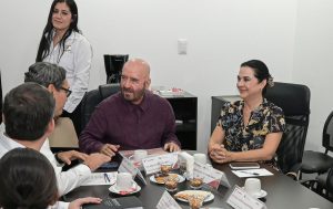 Mónica Zacil Villarreal Anaya y Raúl Quiroga Álvarez durante la Tercera Sesión Ordinaria del Consejo de Administración de Comapa Sur.